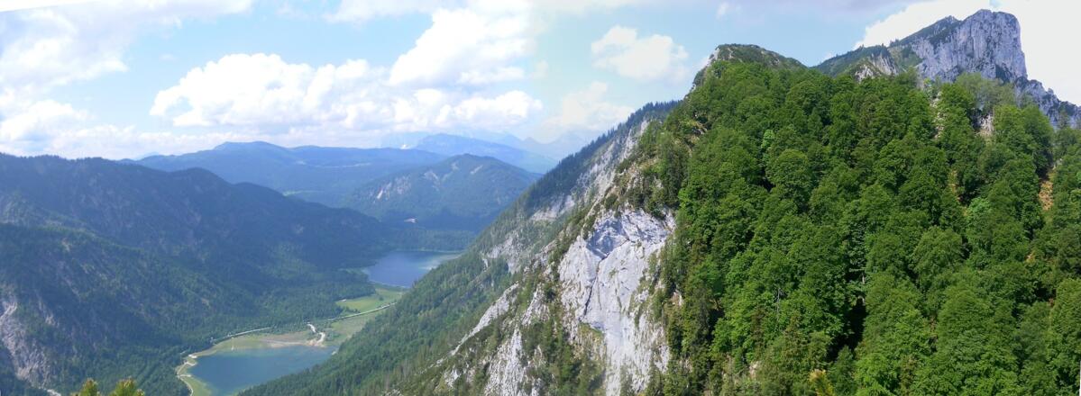 Gipfelblick zur Hörndlwand über dem Weitsee