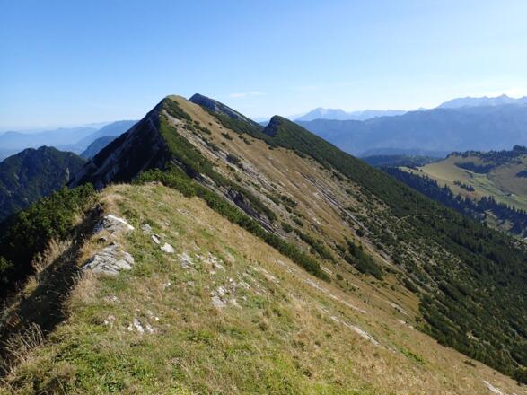 Gratverlauf zum Vorderlahnerkopf, dahinter das Sonntagshorn
