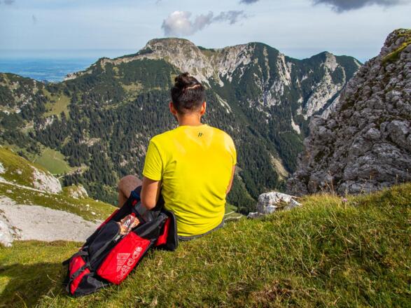 Hier auf der Wiesenfläche lohnt es sich eine kleine Pause einzulegen. Die Otto-Mayr-Hütte liegt genau in Blickrichtung.
