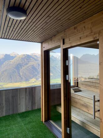 11 Sauna der Bergblick Suite vor dem Panorama der