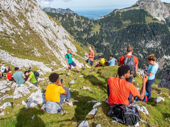 Pause auf der kleinen Wiesenfläche am Fuße der Köllenspitze, kurz vor der Nesselwängler Scharte.