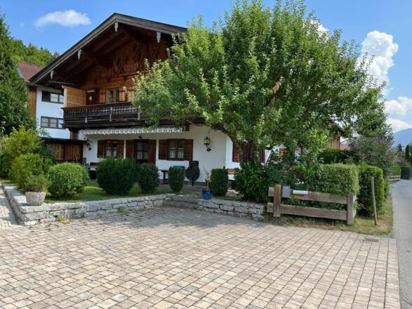 Haus mit Zirbenchalet im EG