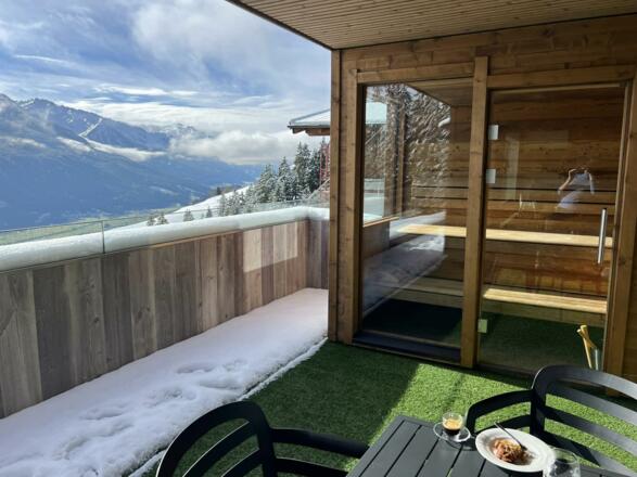 6 Südbalkon mit Panoramasauna im November 2023