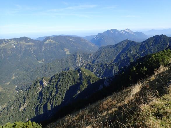 Steile Nordabstürze, rechts im Hintergrund Staufenmassiv