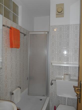 Bad mit Badewanne und aller Wäsche