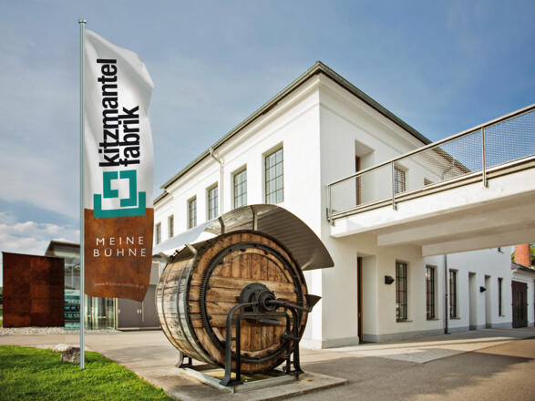 Kitzmantelfabrik mit Fahne
