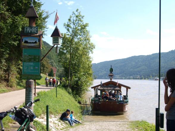 Mit der Fähre über die Donau nach Engelhartszell