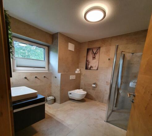 21 Bad en suite von Zimmer 1