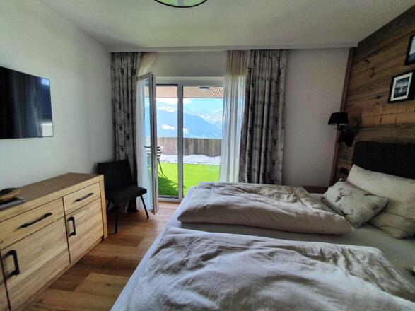 15 Schlafzimmer 3 der Bergblick Suite mit Panorama