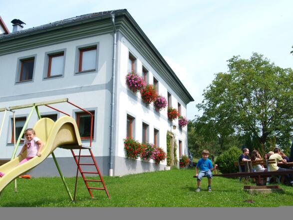 Hausgarten mit Spielplatz