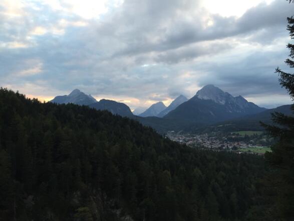 Letzter Blick in die Berge während des Abstiegs: Arnspitzen, Hohe Munde, Gehrenspitze, Ofelekopf, Wettersteinspitze