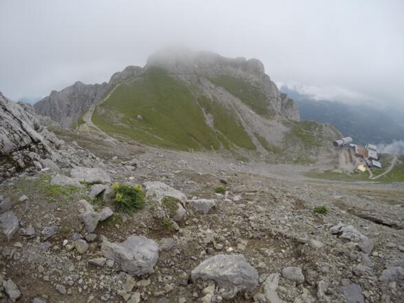 Die Karwendelgrube mit Bergstation und Nördlicher Linderspitze (etwas in den Wolken)