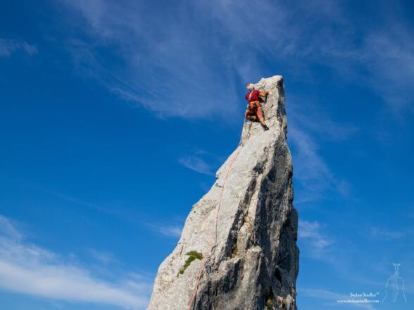 Ein Kletterer erreicht den kühnen Gmelchturm.