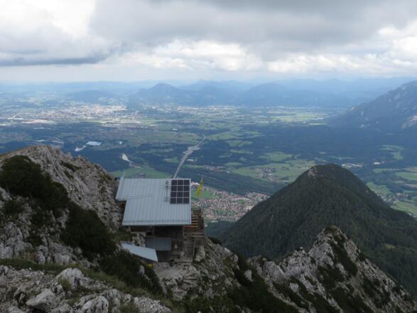 Das Reichenhaller Haus, vom Gipfel aus; hinten links Salzburg
