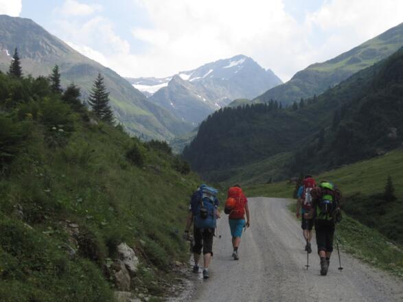 Kletterer auf dem Weg zur Hütte