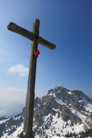 Gipfelkreuz des Lacherspitz mit Wendelsteinblick
