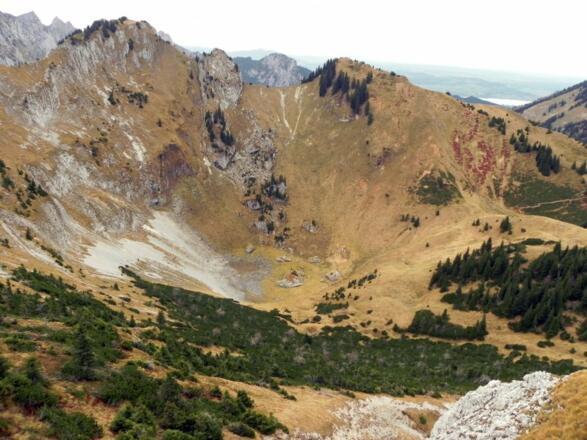 Blick in den Kessel unterhalb des Gipfels