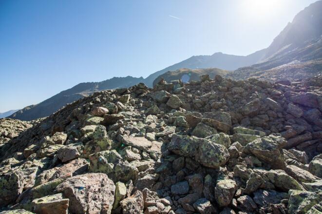 Über einen Weg durch die Steinplatten