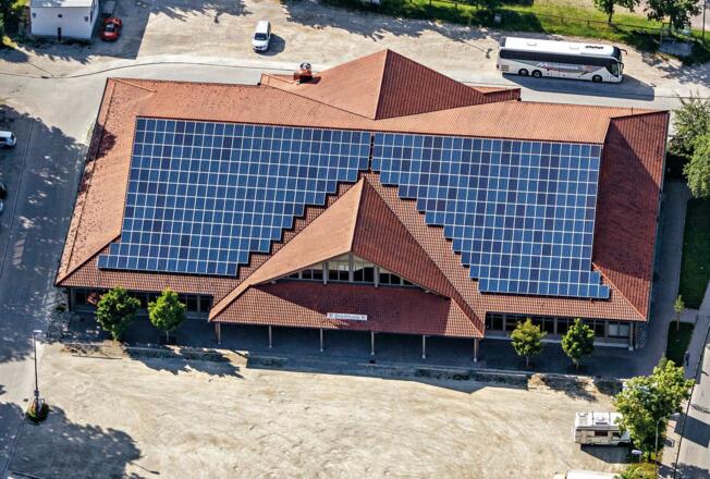 PV-Anlage auf der Stadthalle Vilsbiburg