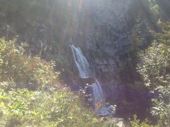 Wasserfall am Wegesrand