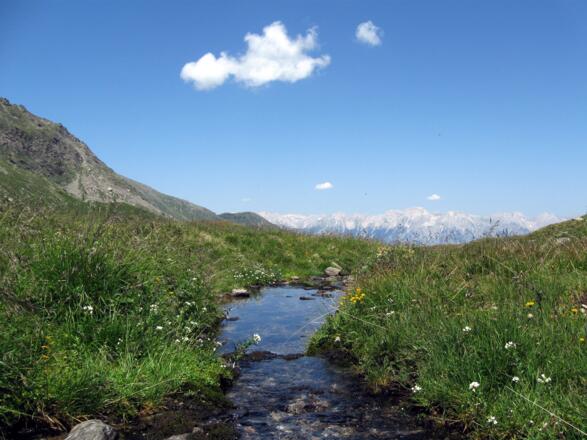 Der Blick nach Norden reicht hinaus bis zur Nordkette und dem markanten großen und kleinen Bettelwurf.