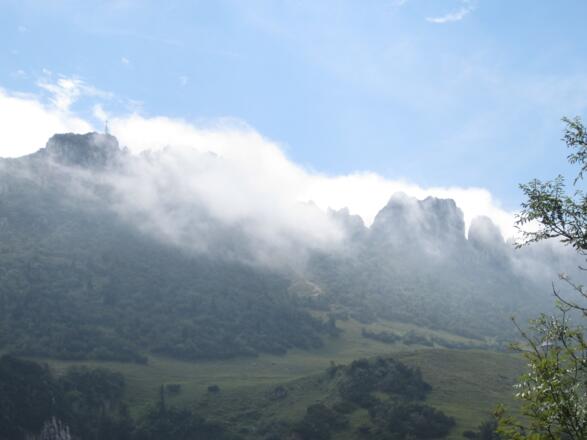 Mystische Stimmung beim Blick zurück während des Abstiegs