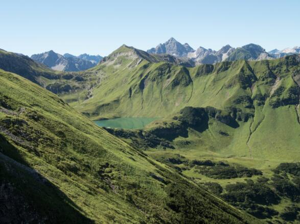 Blick auf Schrecksee und hinten den Hochvogel
