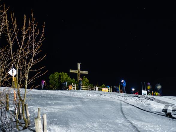 auf einer Nachtskitour ist es auch schön ein Gipfelkreuz zu erreichen