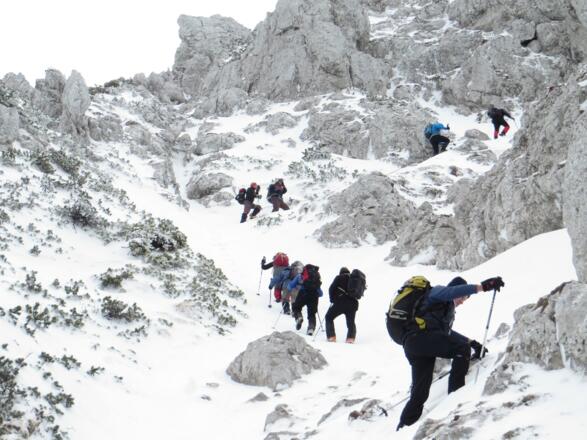 Steile Rinne, im Quergang ist aber das Drahtseil frei