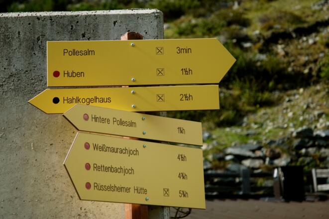 Wegeschilder an der Vorderen Pollesalm