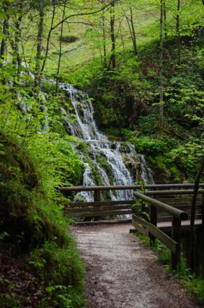Wasserfall zu Beginn des Weges