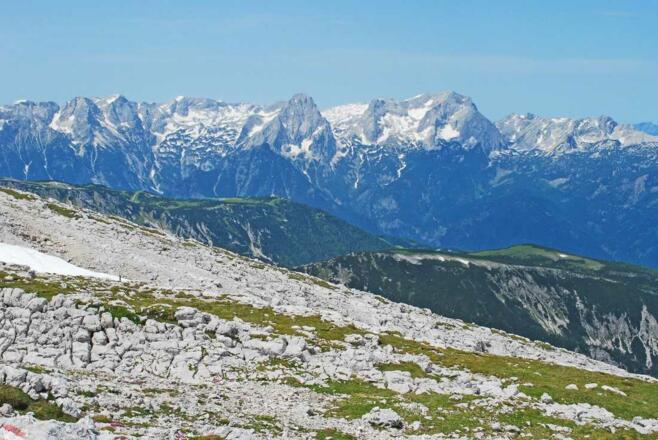 Die Kulisse des Toten Gebirges hinter dem Arbesboden, dem Lagelsberg und der Höss