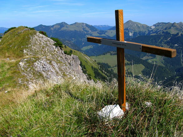 Das kleine Kreuz "krönt" diesen stillen Gipfel!