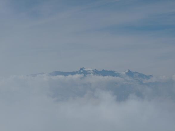 Kuegrat: Hochnebel reduziert den Blick auf die höchsten Gipfel - Ringelspitz (3247 m)