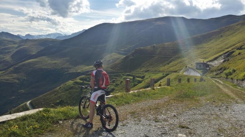 Angenehm und nie steil windet sich die Militärstraße nach oben..