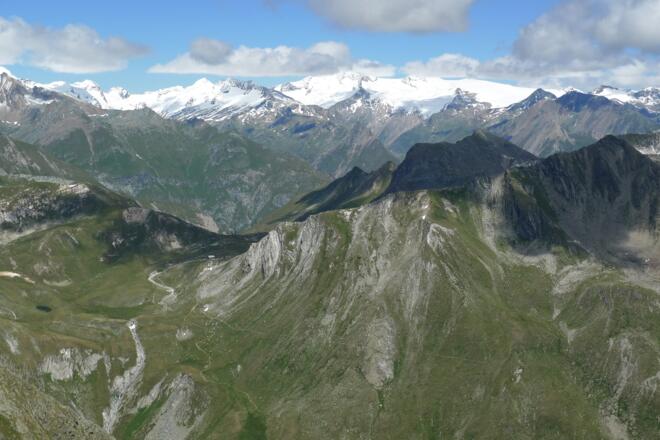 Die Reichenberger Hütte Bildmitte links