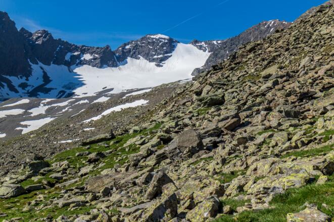 Die Roßkarscharte in der Mitte mit Firn bedeckt.