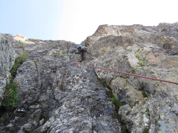 vom Einstieg führt die Route die deutliche Verschneidung hinauf (mehrere BH)