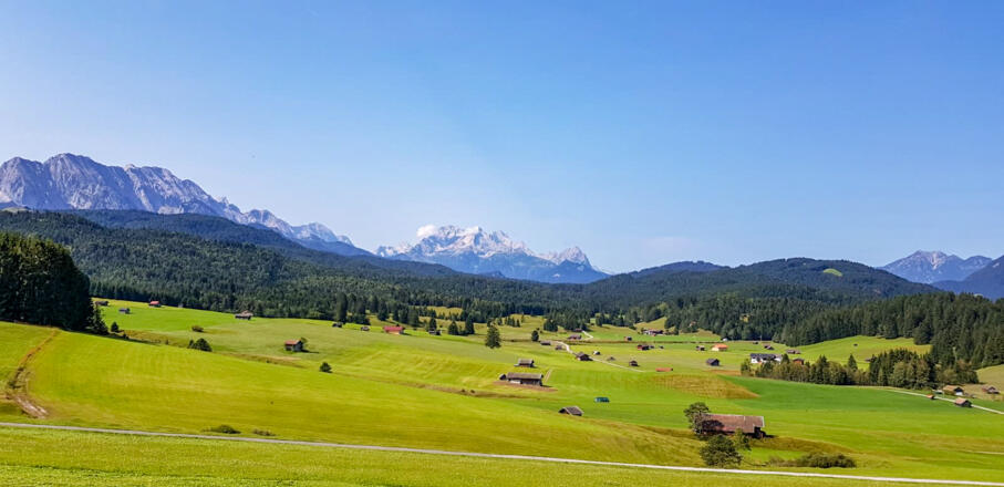 Wunderbare Aussicht auf das Wettersteingebirge mit dem Zugspitzmassiv