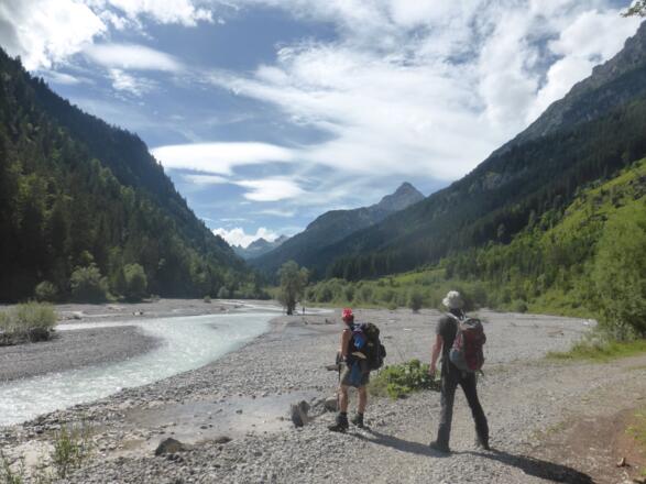 Im Flussbett vom naturbelassenen Hornbach