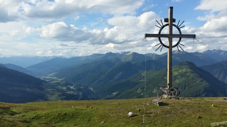 Ziel erreicht. Der Sattelberg mit seiner grandiosen Aussicht. Es ist zwar selten aber wir fast keinen Wind.