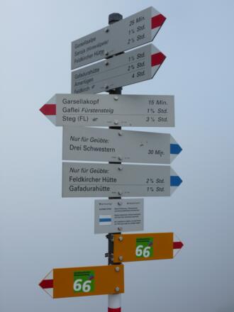 Ab hier blau-weiß-blau: Der Drei-Schwestern-Steig ist ein alpiner Weg