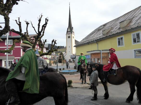 Ein besonderes Erlebnis  vor der Pfarrkirche in Abtenau: die hl. Drei Könige ziehen hoch zu Roß durch den Ort.