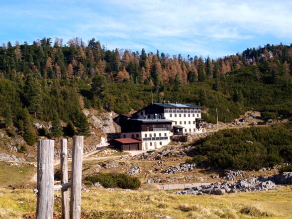 Neue Trausteine Hütte 1560 m