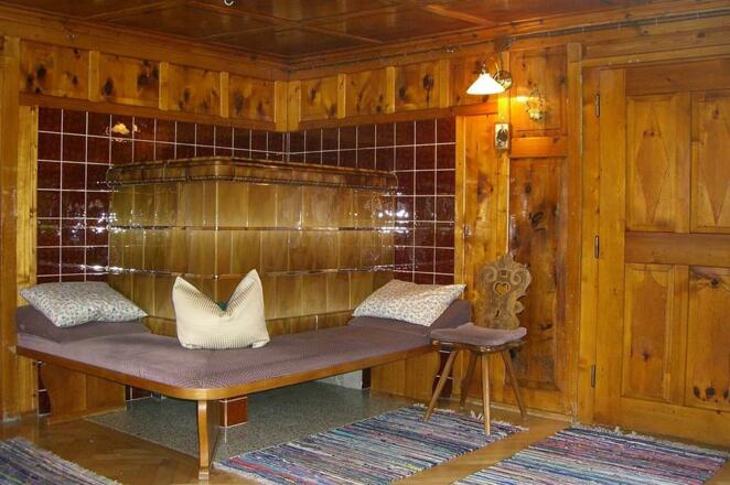 Wohnzimmer mit Kachelofen
