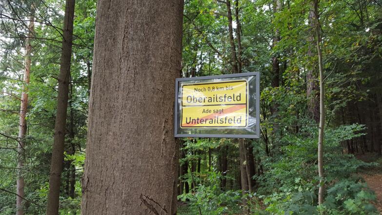 Nette Schilder am Wegrand