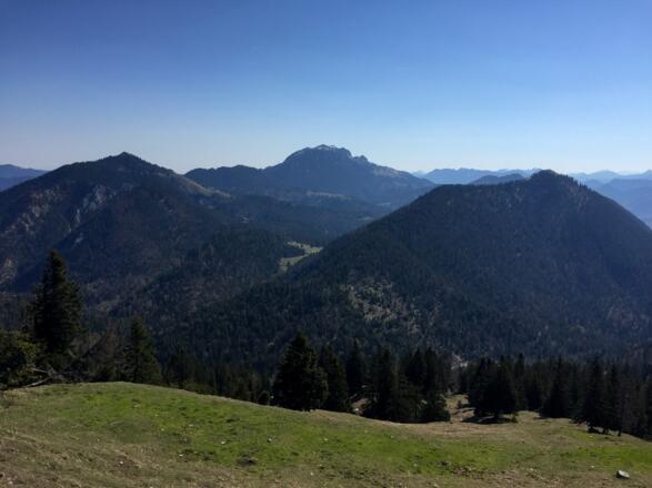 Östlich unterhalb des Jochbergs: Blick zur Benediktenwand