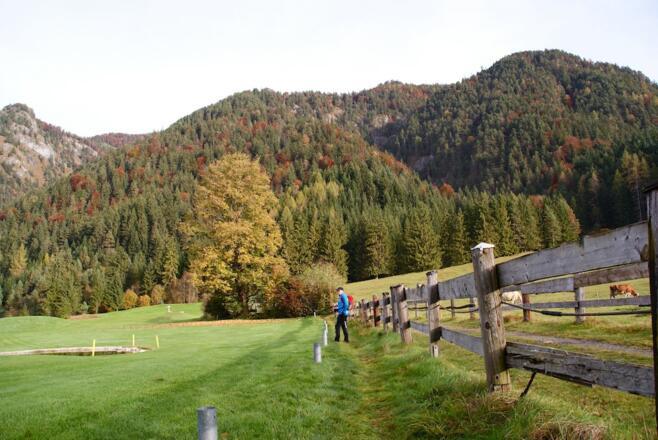 Steig am Golfplatzrand