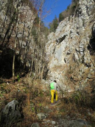 Der erste Teil der Kranebitter Klamm ist der mit den steilsten Flanken. Bei oder nach unmittelbar nach starken Regenfällen ist mit deutlich erhöhter Steinschlaggefahr zu rechnen.