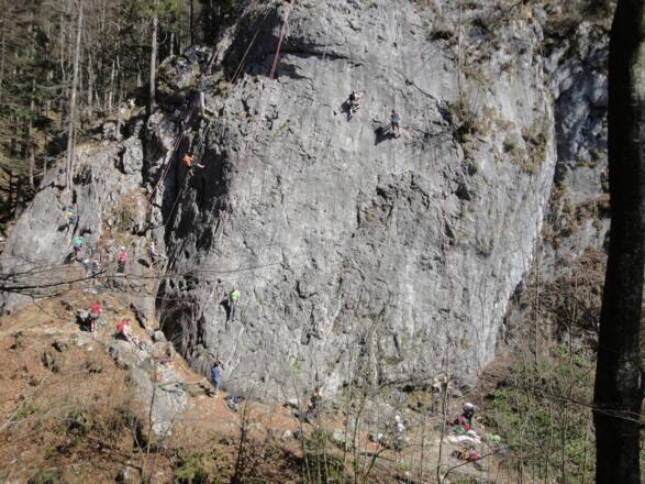 Beim AV Klettergarten geht es bachabwärts.